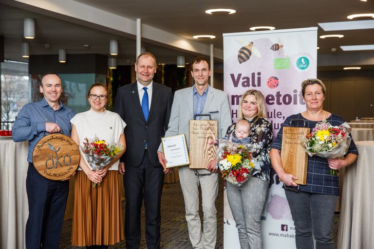 2021. a konkursil tunnustuse pälvinud maheettevõtjad, vasakult Matthew ja Piret Hill (Väike Mahetalu), Siim Sooäär ja Margit Lepp (Saare Maakari) ja Krista Kanniste (Wilawander).
