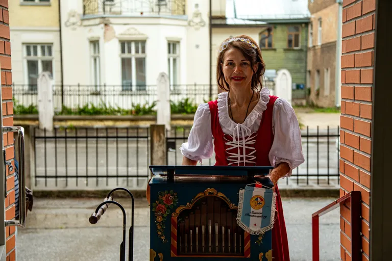 Mängib Ingrid Kalev.
