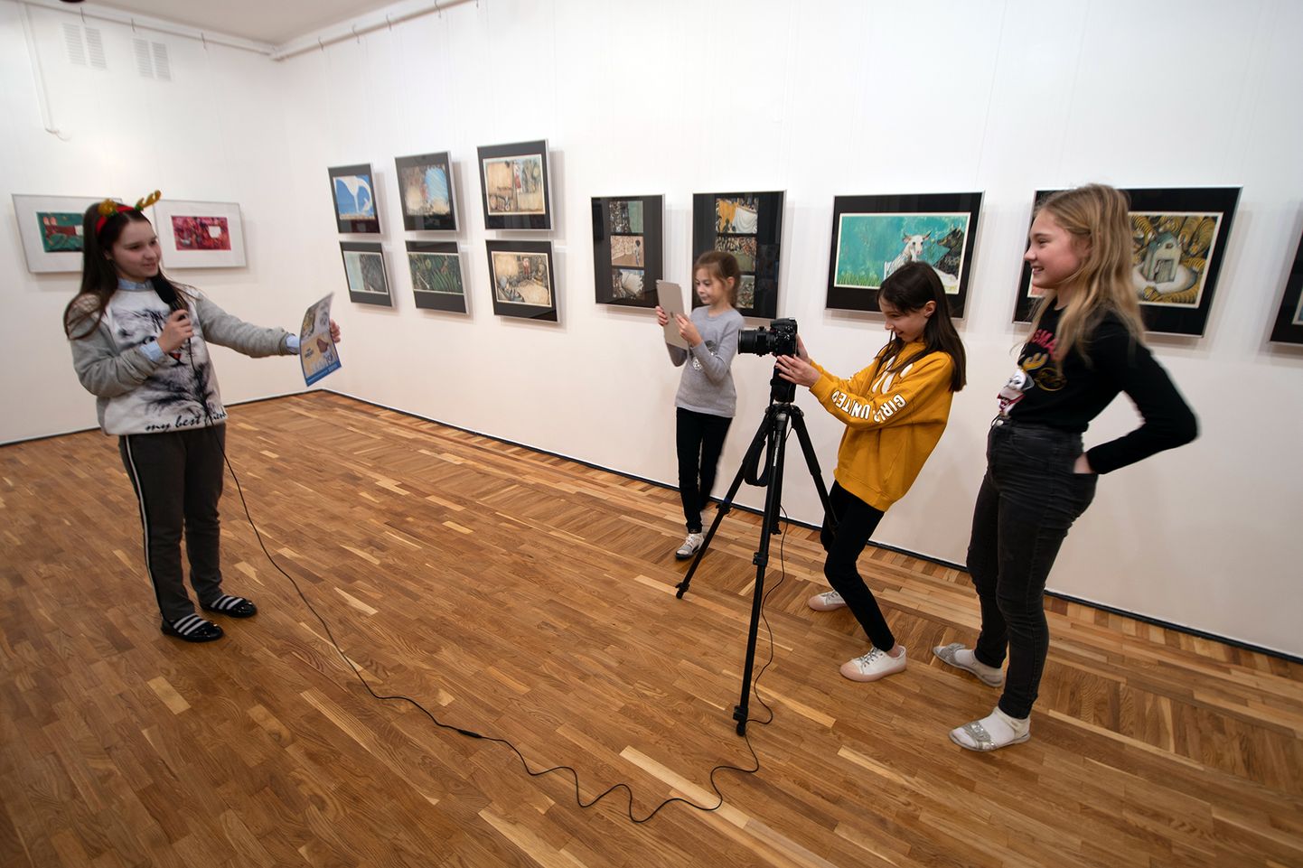 Jõhvi kunstikooli 2. kursuse õpilased lasteraamatuillustratsioonide näitusest videoklippi tegemas.
