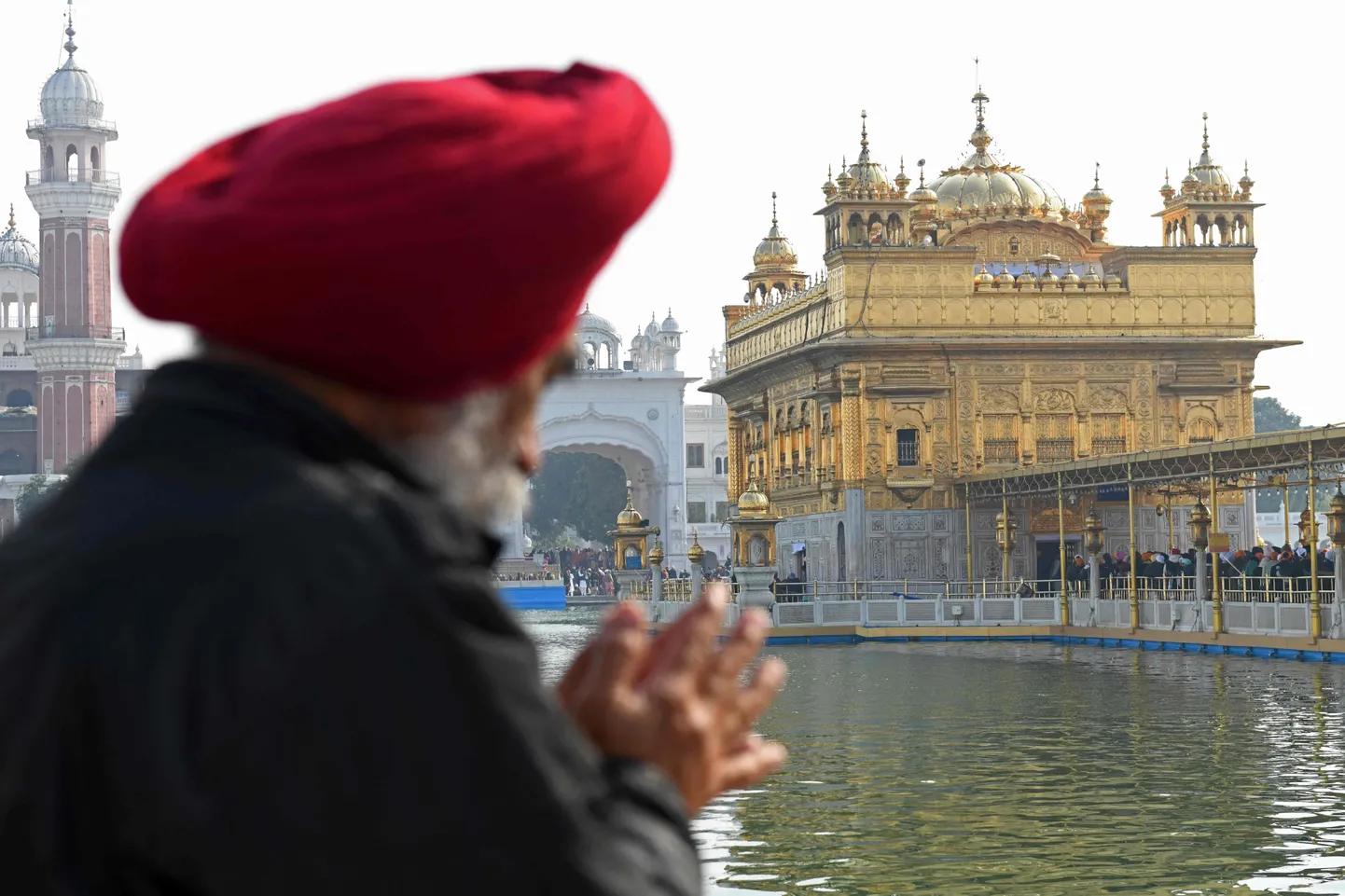 Sikh Amritsari Kuldse Templi ees.