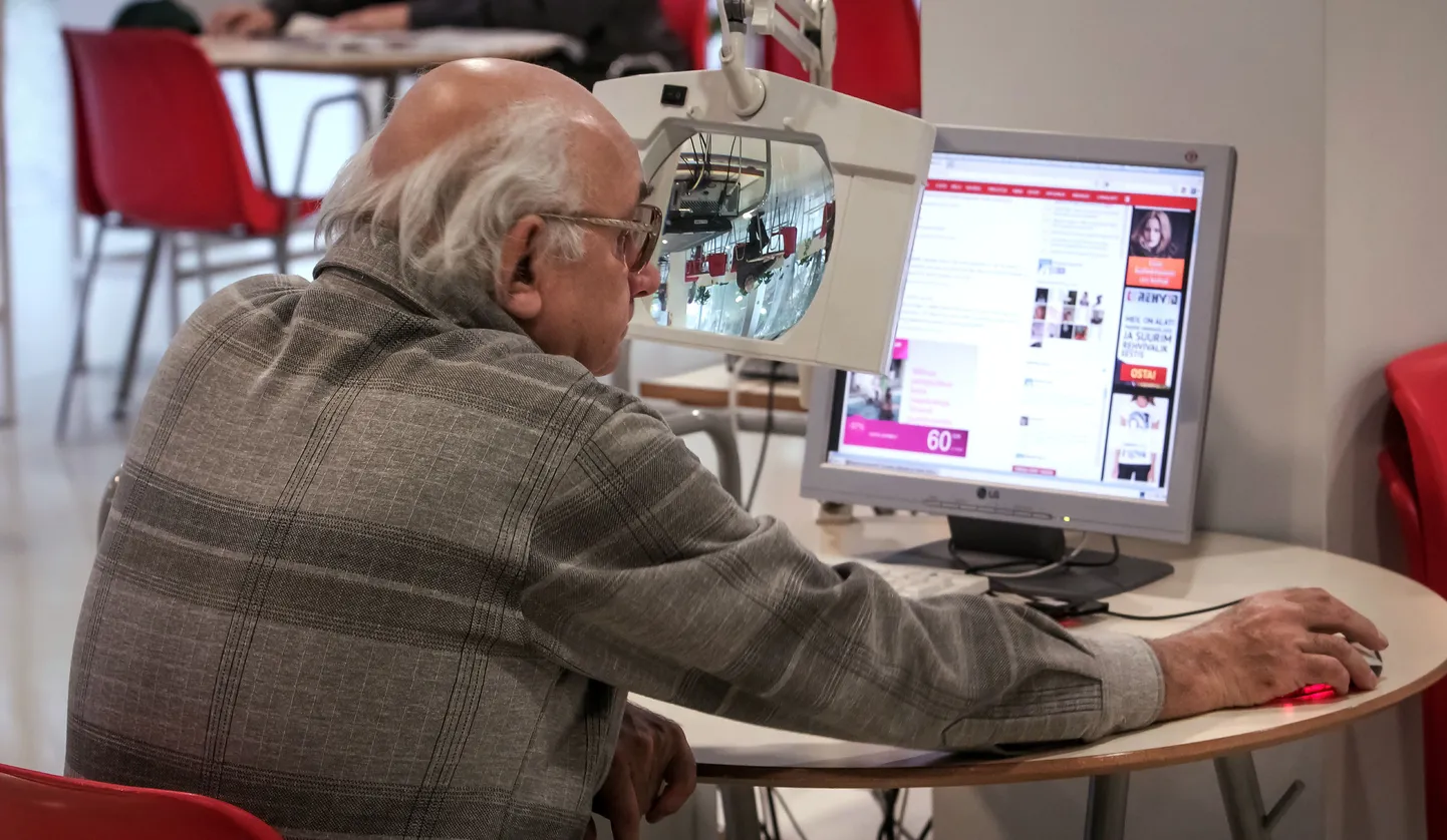 Eakas internetikasutaja raamatukogu lugemissaalis
