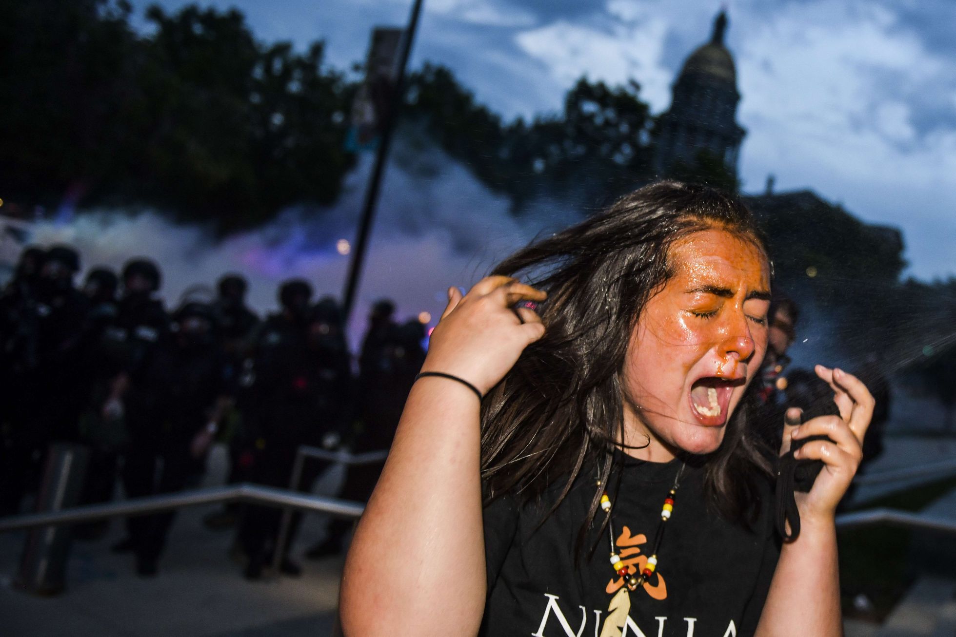 Politsei kasutab meeleavaldajate vastu pisargaasi ja kummikuule. Naine pildil on Denveri elanik, keda pritsiti meeleavalduste käigus pisargaasiga. 