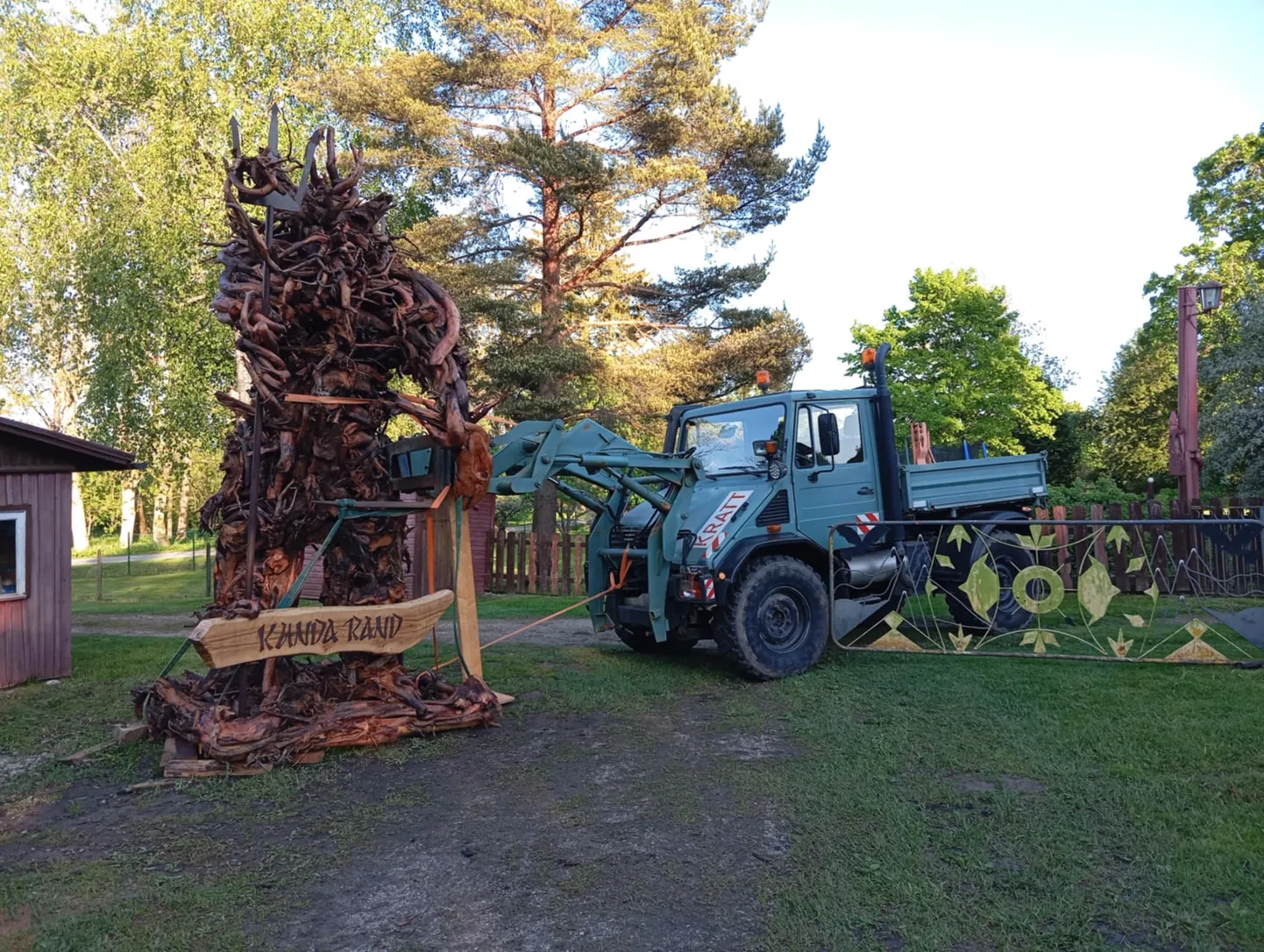 Pea kaks tonni kaaluvat Neptunit saavad huvilised peagi näha Kunda rannas. Pildil toimetab juureskulptuuriga Unimog nimega Kratt.
