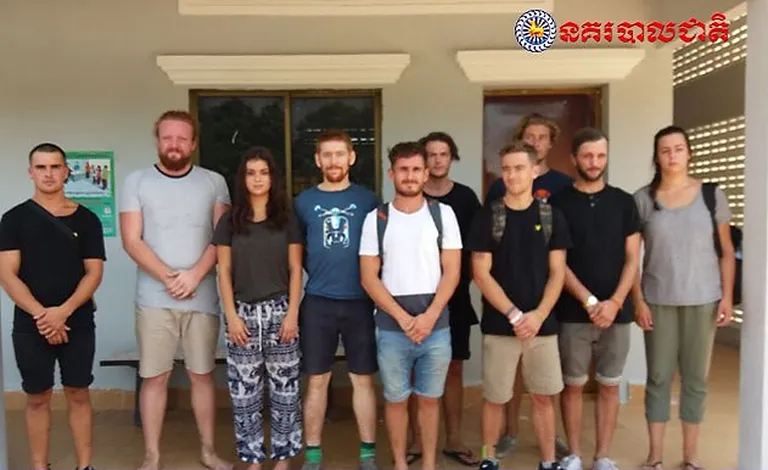 Kambodžas Siem Reapis arreteeritud turistid.