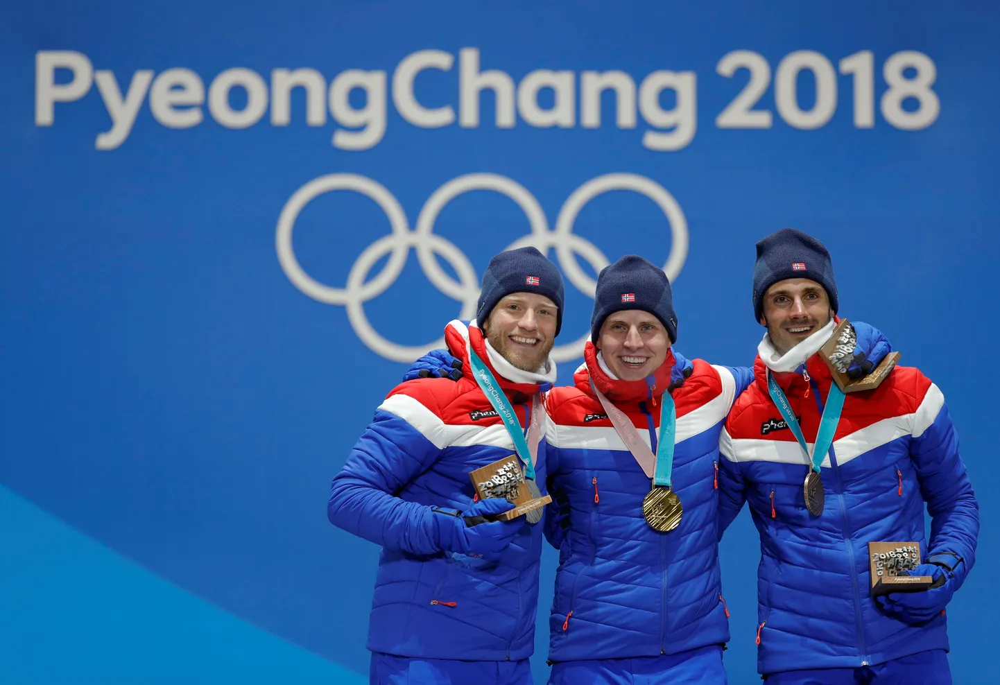 Meeste 15+15 km suusavahetusega sõidu medalitseremoonia oli Norra siseasi. Kulla viib koju Simen Hegstad Krüger, hõbeda Martin Johnsrud Sundby ja pronksi Hans Christer Holund.