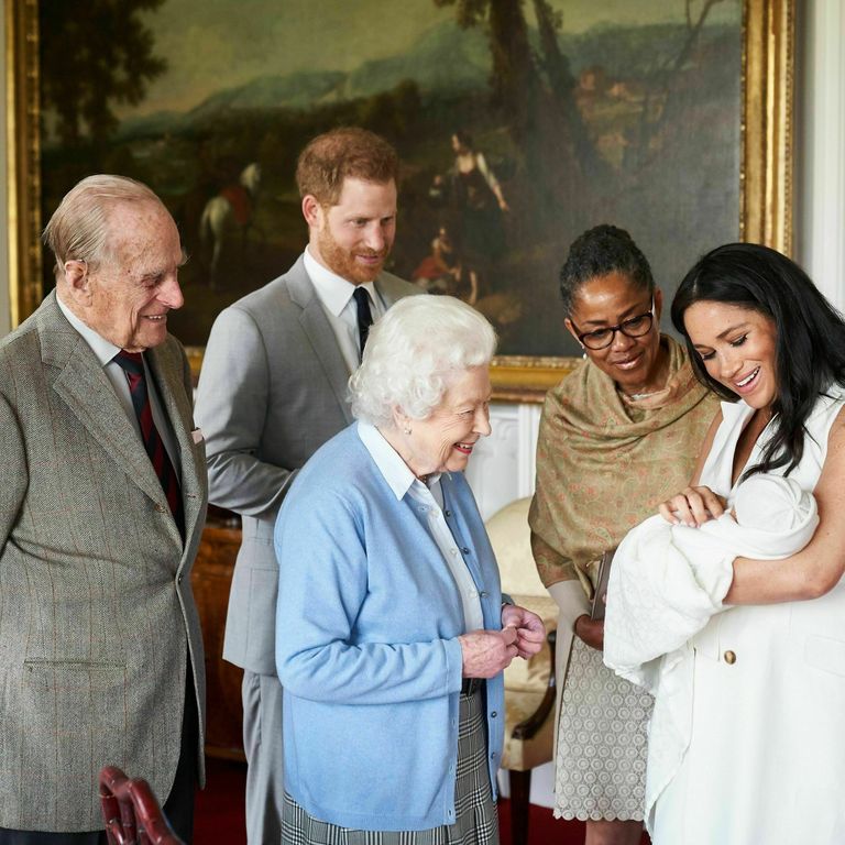 Archie Harrison Mountbatten-Windsor oma ema Sussexi hertsoginna Meghani süles. Juures on Meghani ema Doria Ragland, prints Harry, prints Philip ja Elizabeth II.