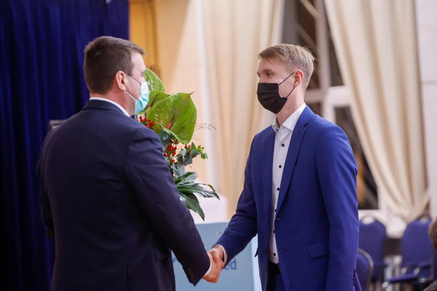 Haljala vallavolikogu esimees Veiko Veiert (vasakul) õnnitleb vallavanemaks valitud Ivar Lillebergi.