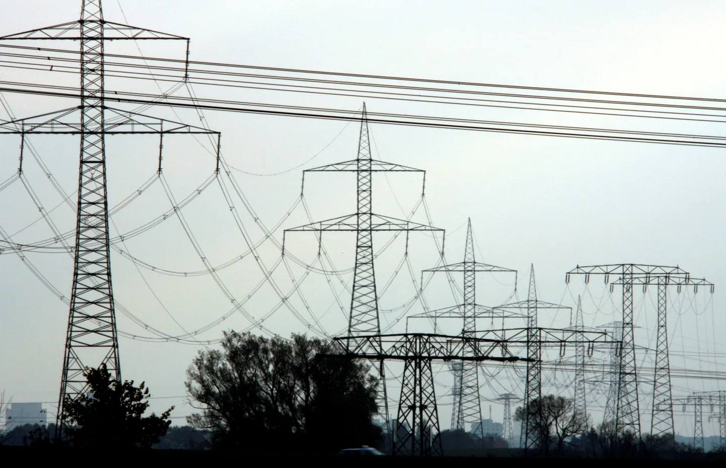 Kõrgepingeliinid ja elektripostid Berliini lähedal.