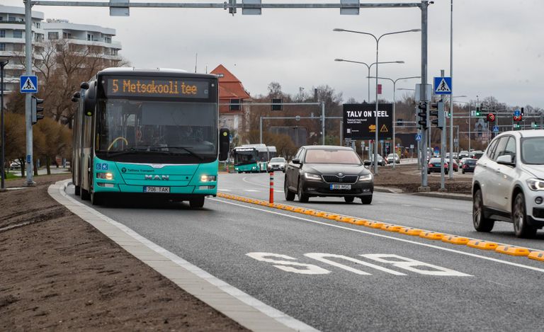 Значительно более быстрый общественный транспорт на выделенных полосах стал бы одним способом уменьшить автомобильное движение в Таллинне. Пирита-теэ - один из примеров-исключений.