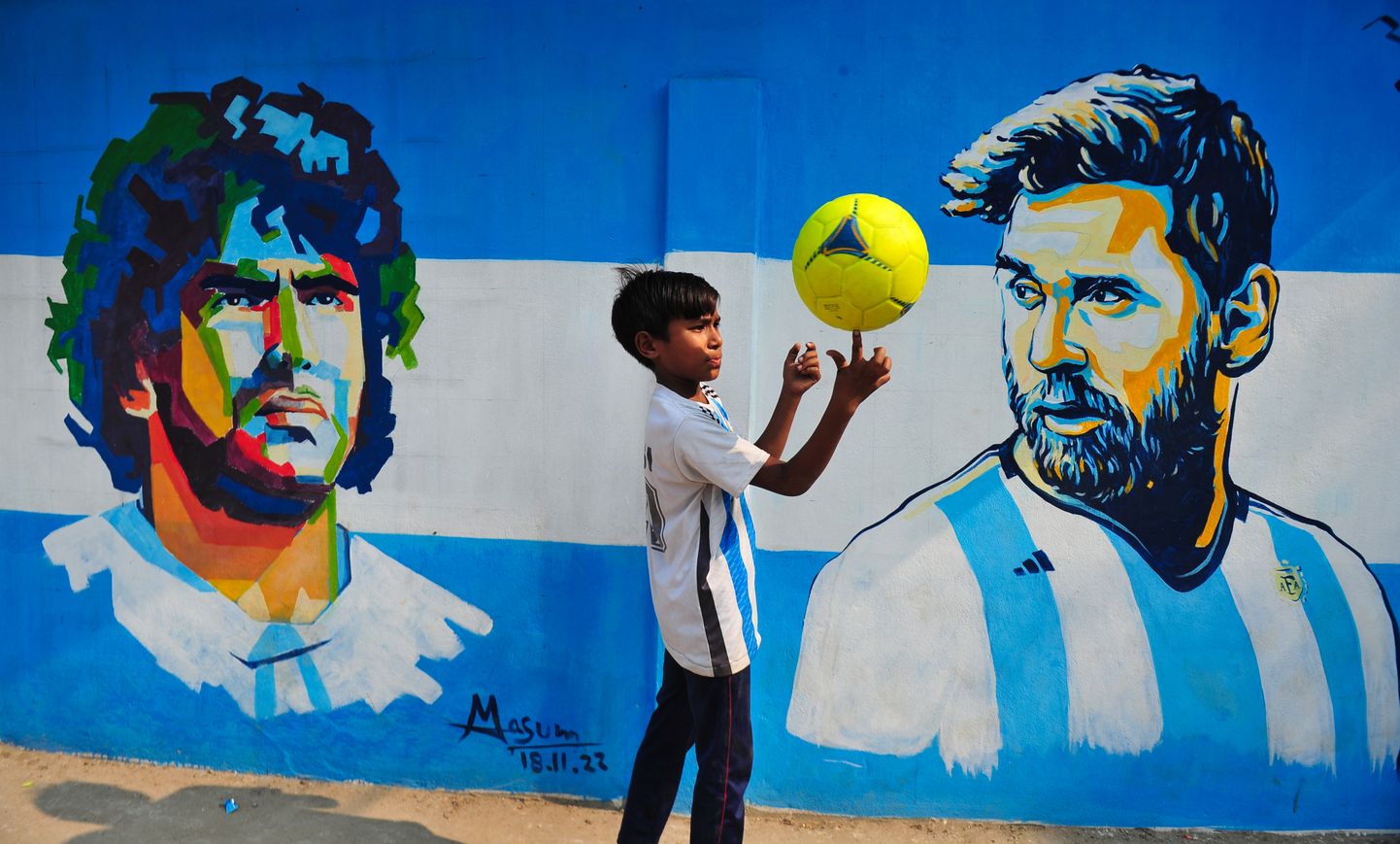 Diego Maradona (vasakul) ja Lionel Messi (paremal).