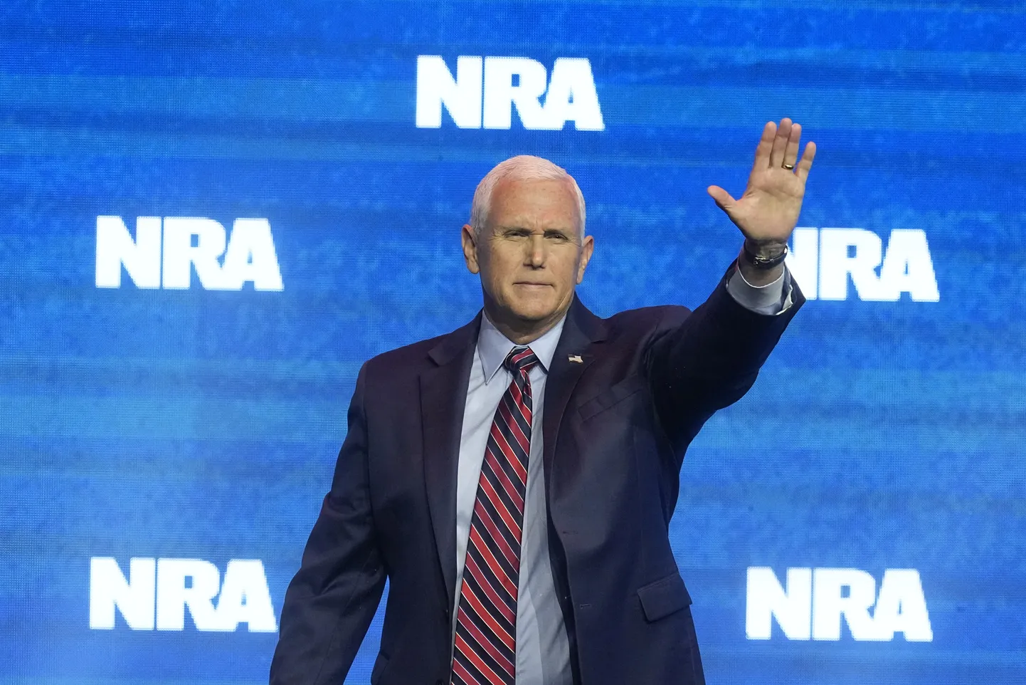 Endine Ameerika Ühendriikide asepresident Mike Pence pärast Indianapolises riikliku relvaliidu konverentsil kõnelemist.