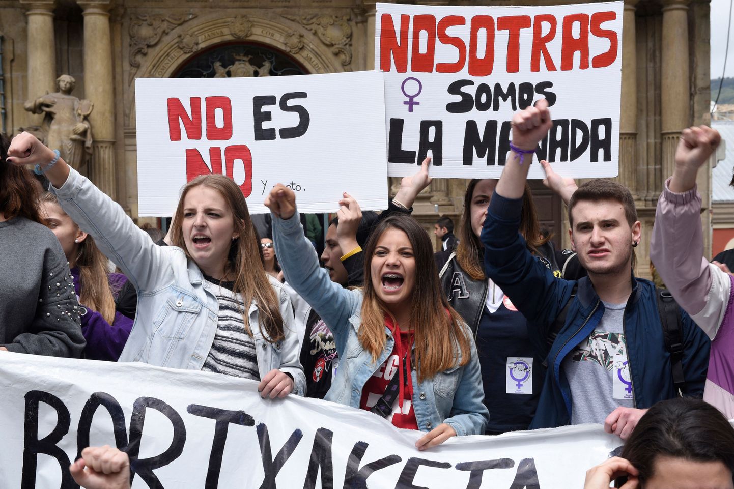 2018. aastal toimunud protest Pamplonas pärast grupivägistamises osalenud «hundikarja» liikmetele määrati väiksem vanglakaristus.