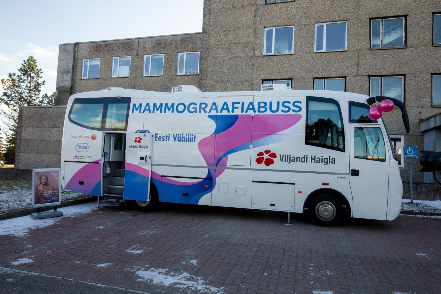 Mammograafiabussis kontrollitakse võimalikku rinnavähki.