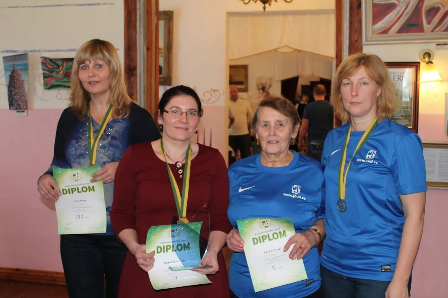 Talvistel mitmevõistlustel eskoha võitnud Sauga vallavolikogu esimees Kandela Õun (vasakult teine) koos teiste tublide võistlustest osa võtnud naistega.