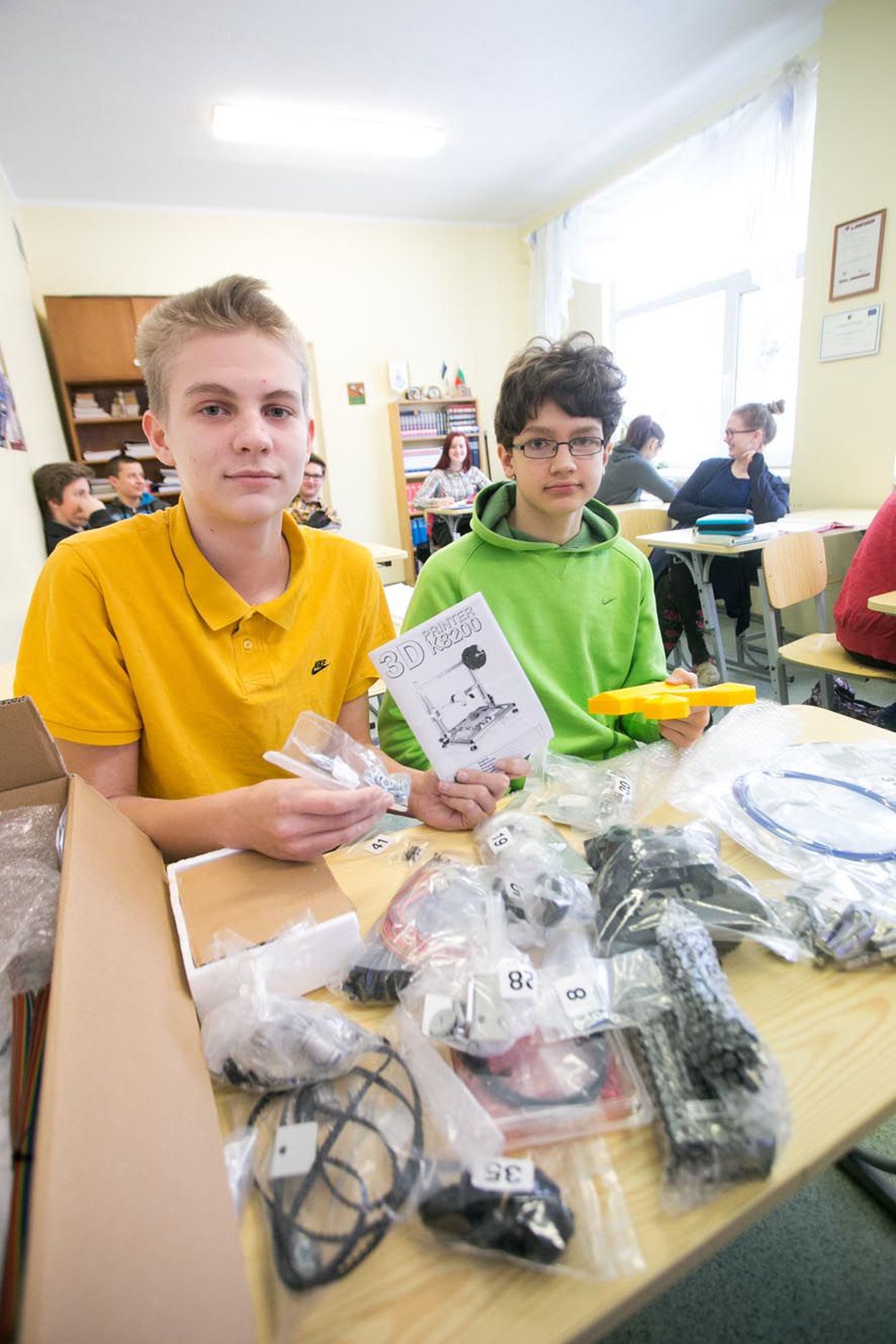Väätsa koolipoisid Sten Perillus (vasakul) ja Sten Erik Tuuleveski võitsid tuleviku õppehoone kavandiga koolile 3D-printeri, millest saab kolmemõõtmeliste esemetena välja printida 20 × 20 sentimeetri suuruseid asju.