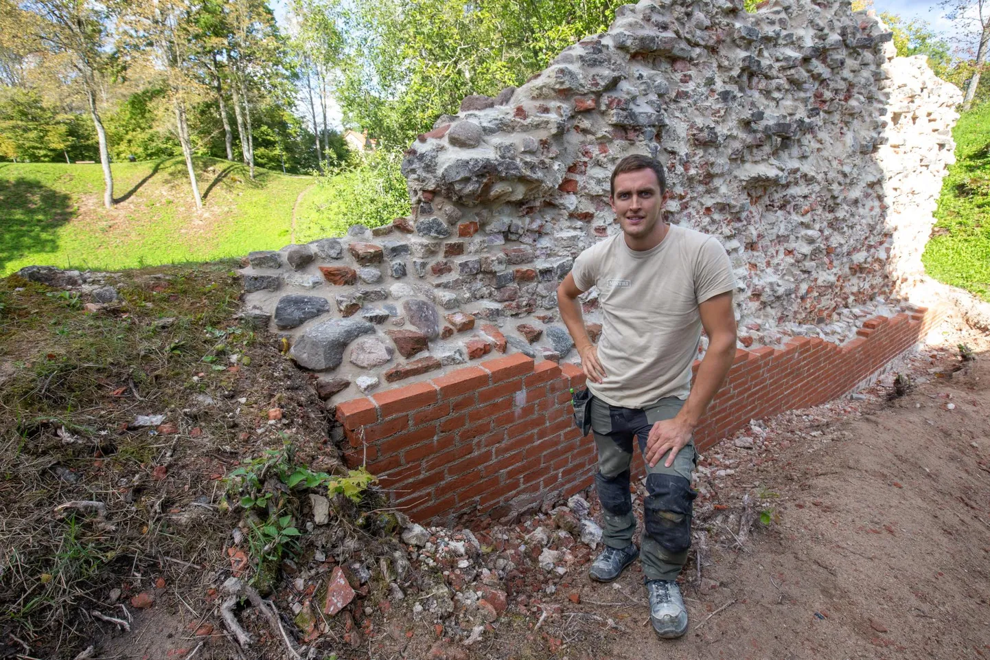 Krohvija Jaan Valk ei kaotanud ilmselt enam kui sajandivanust granaati nähes külma verd. Lõuna-Eesti pommirühma kinnitusel oli granaat esimese maailmasõja aegne. Viljandi ordulinnuselt midagi sellesarnast varem leitud polnud.