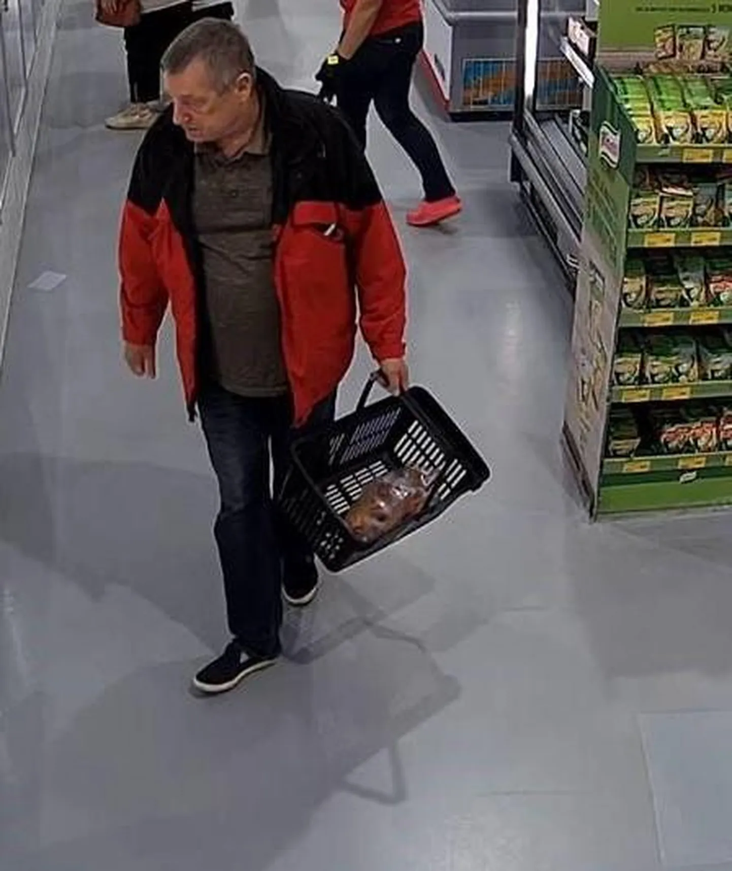 Полиция просит помощи в установлении личности изображенного на снимке человека.