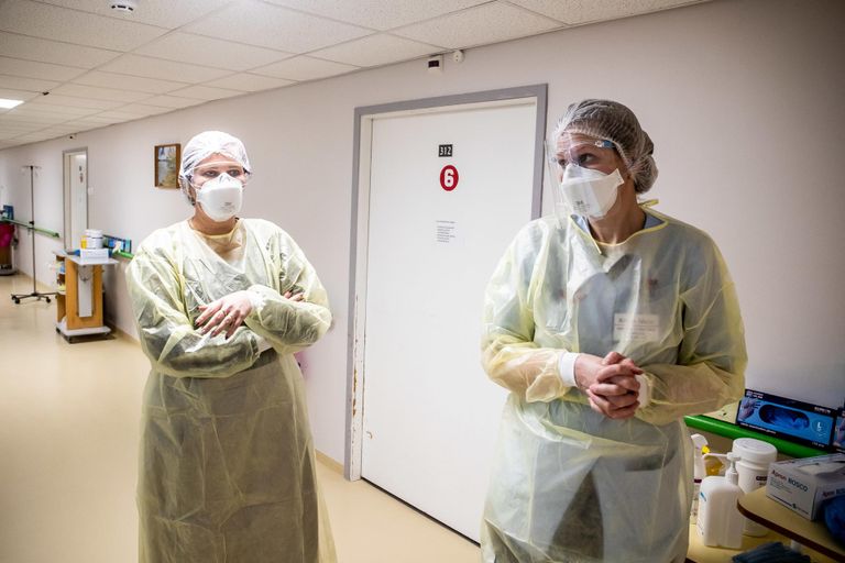 Руководитель сестринского дела Кристер Матто (справа) и руководитель больницы Маргот Бергманн знают, что в больнице имеется красный уровень опасности. Навещать можно только тех пациентов, в отношении которых есть опасение, что они не проживут и нескольких дней.
