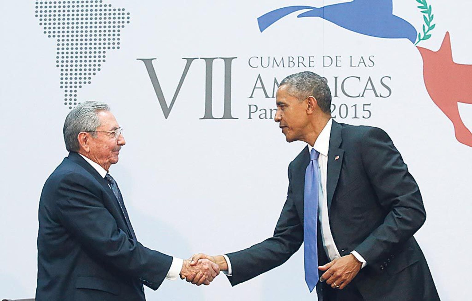 Kuuba- USA käepigistus Ameerika riikide tippkohtumisel.