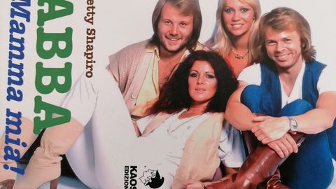 Участники известного квартета ABBA получили рыцарские ордена от короля Швеции