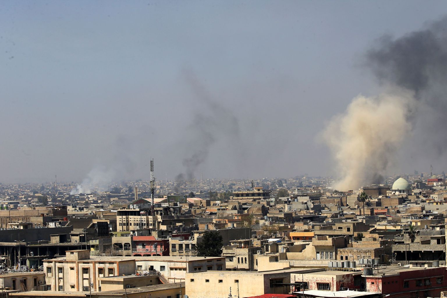 Mosuli vanalinnas jätkuvad lahingud islamistidega.