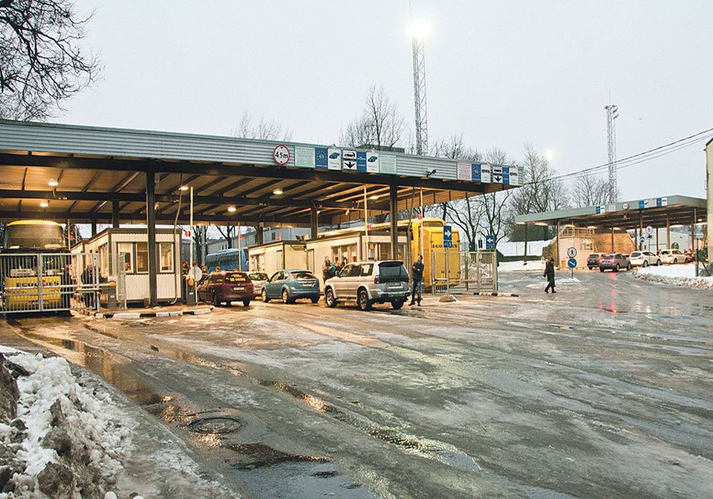 Для ускорения пересечения границы на Нарвском погранпункте легковые автомобили и автобусы пропускают через терминал для большегрузного транспорта.