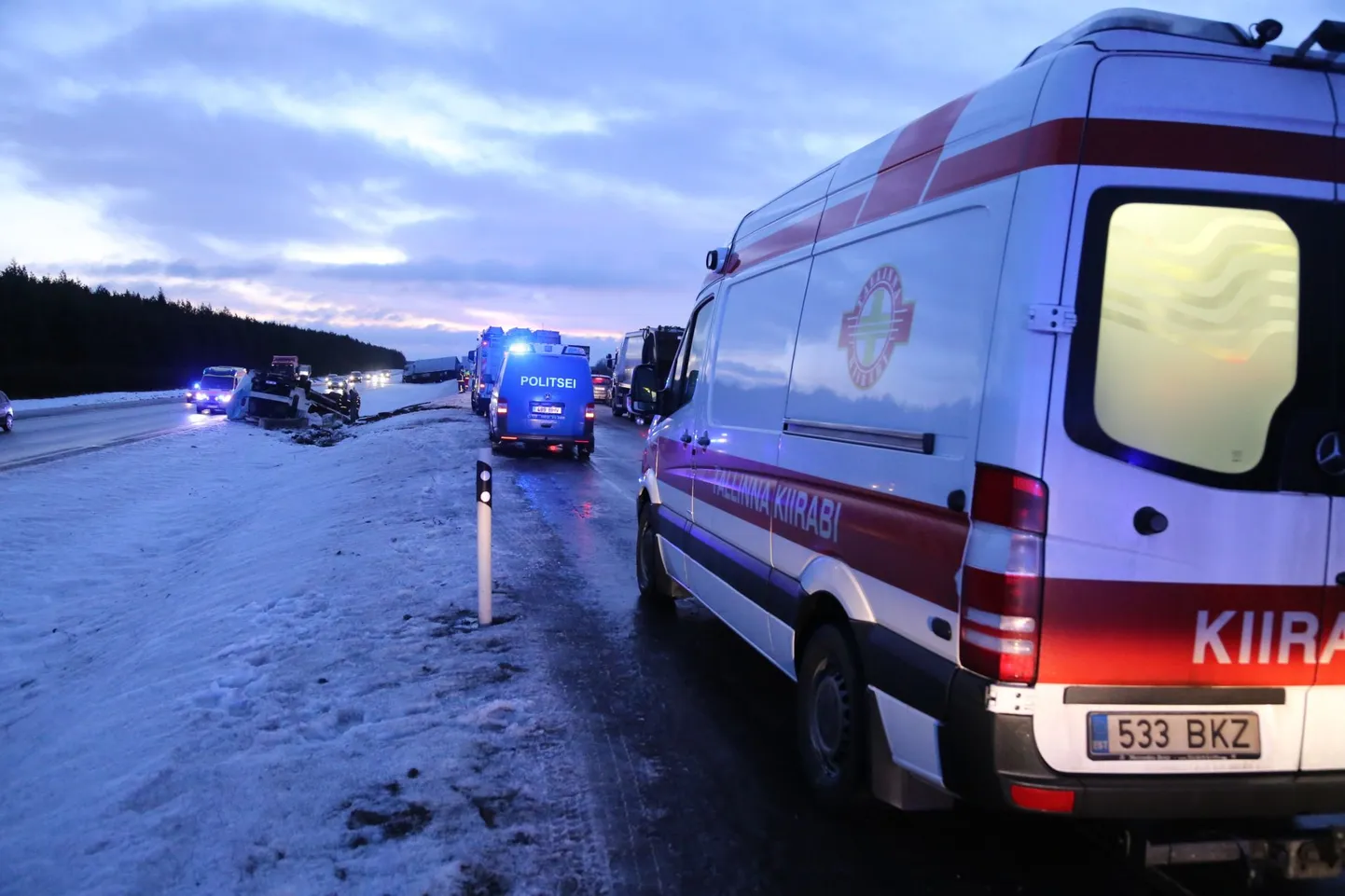 Tallinna-Narva maanteel Jõelähtmes on 13 autot kokku põrganud.