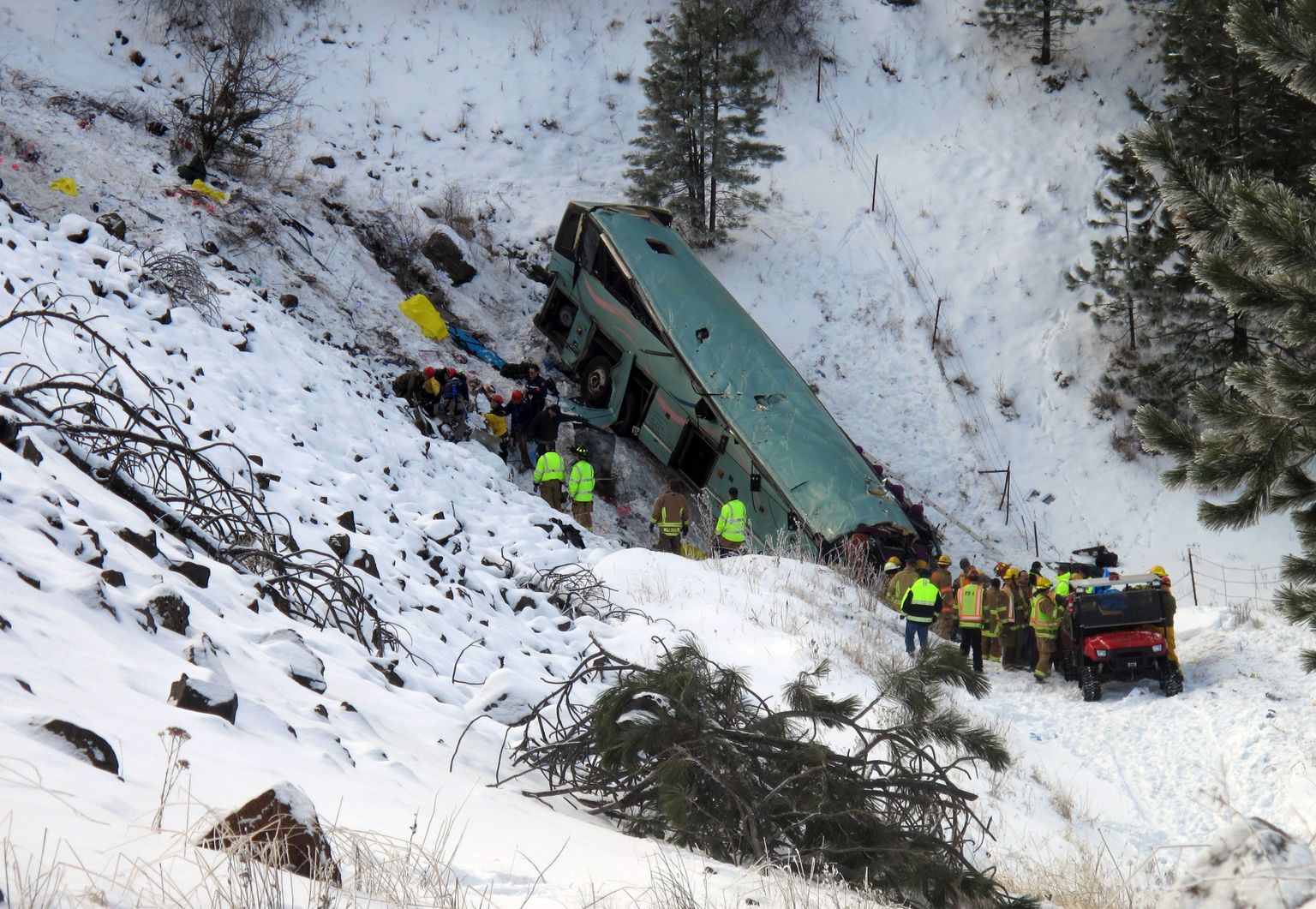 Päästetöötajad bussiõnnetuse paigas Pendletoni linna lähedal Oregoni osariigis.