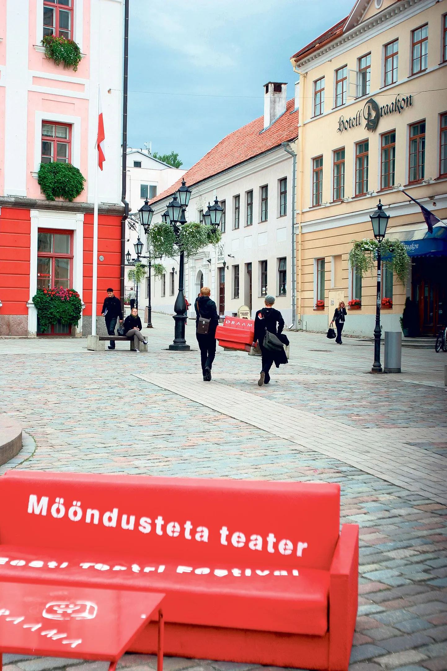 Festivali Draama avamiseks oli eile pärastlõunal Tartu raeplatsile toodud mitukümmend mööblieset.