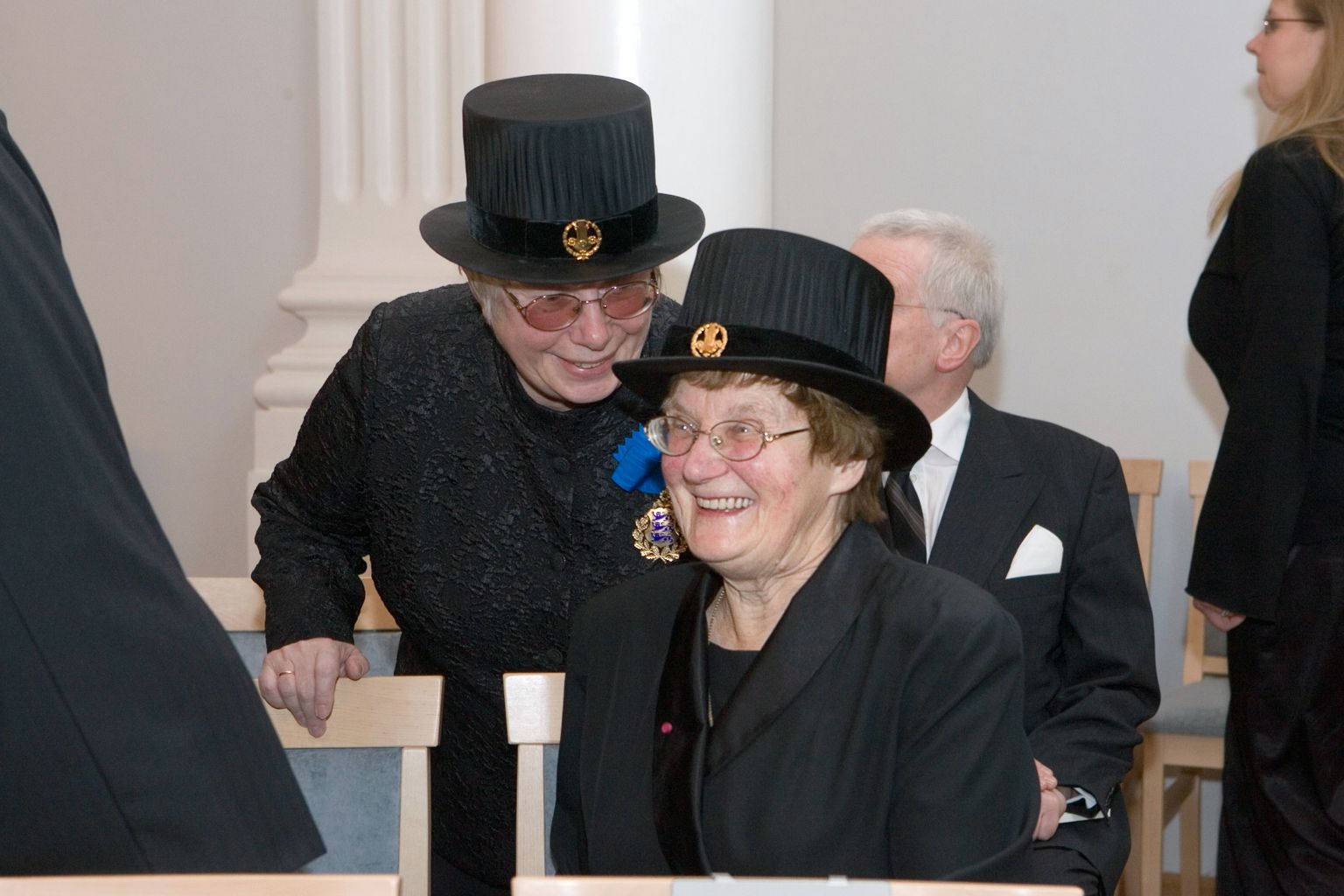 Helsingi Ülikooli audoktori tunneb ära iseloomuliku torukübara järgi. Tartu Ülikooli emeriitprofessorid Ene-Margit Tiit (paremal) ja Marju Lauristin emakeelse ülikooli 87. aastapäeva tähistamisel.