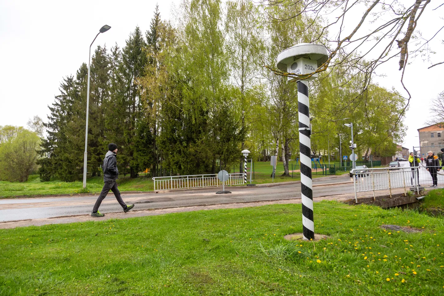 Läti riigipiiri tähis Valga-Valkas.