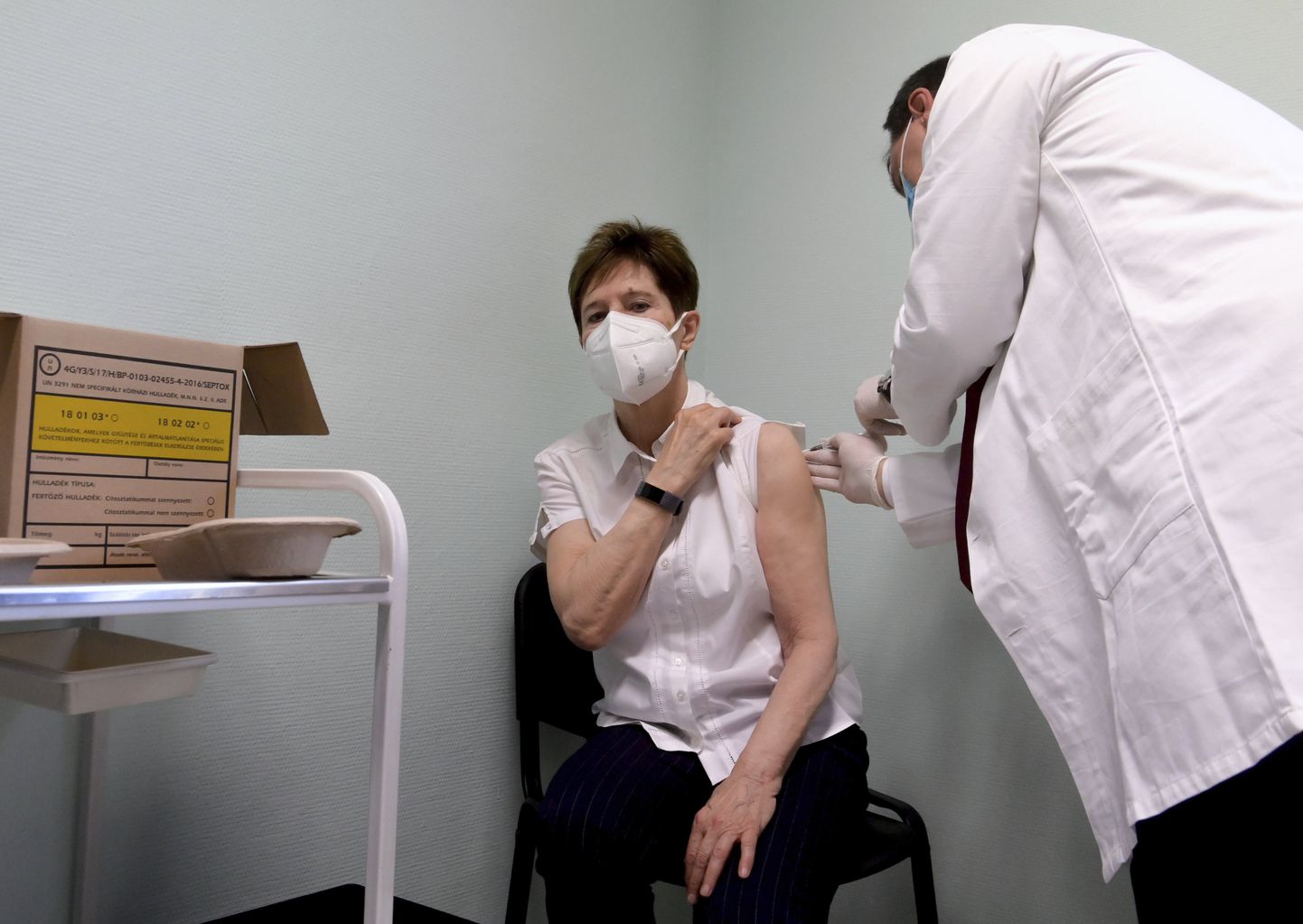 Ungaris esimesena koroonavaktsiini süsti saanud arst Adrienne Kertesz.