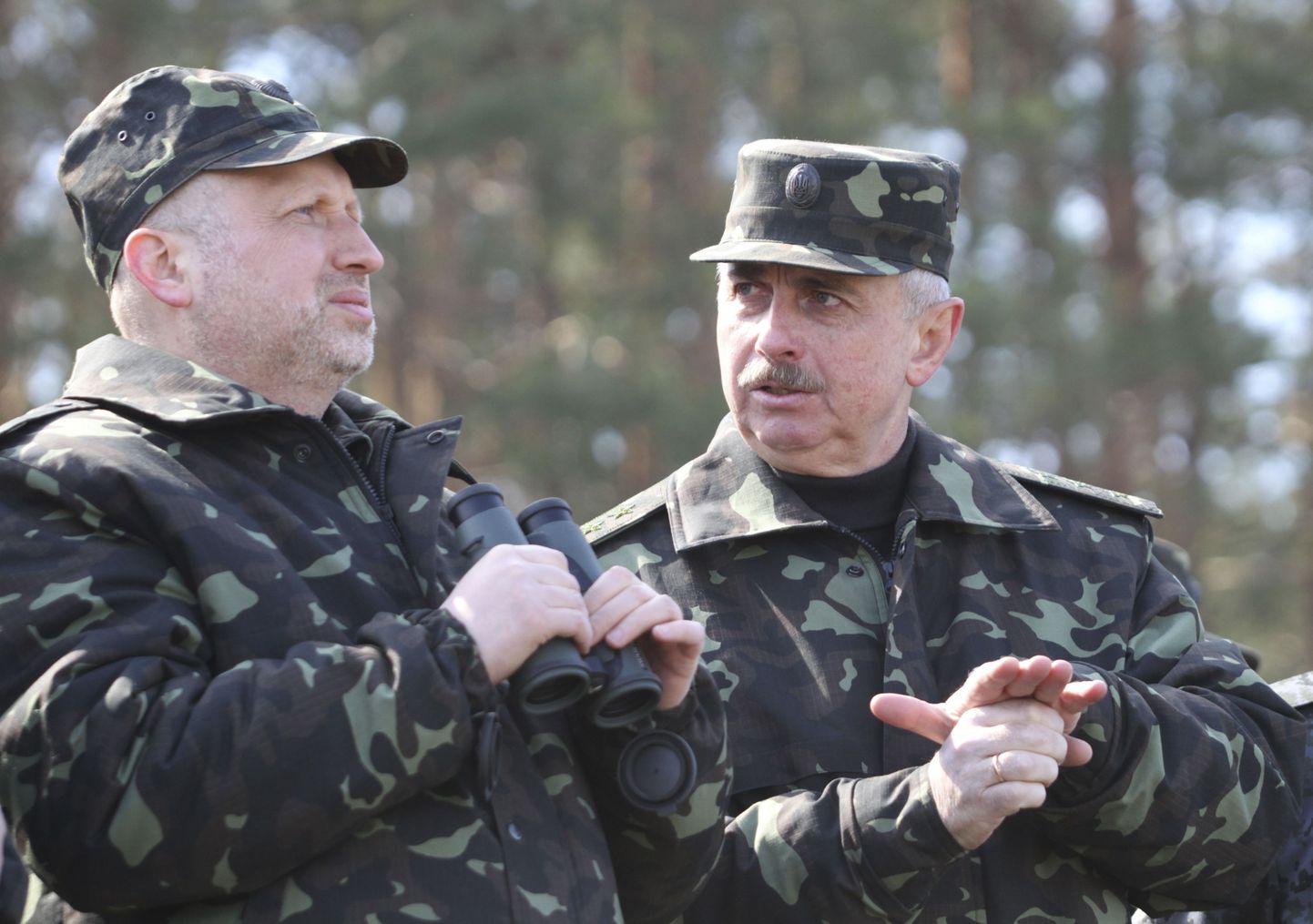 Ukraina presidendi kt Oleksandr Turtšõnov (vasakul) koos kaitseministri kt Mõhhailo Kovaliga.