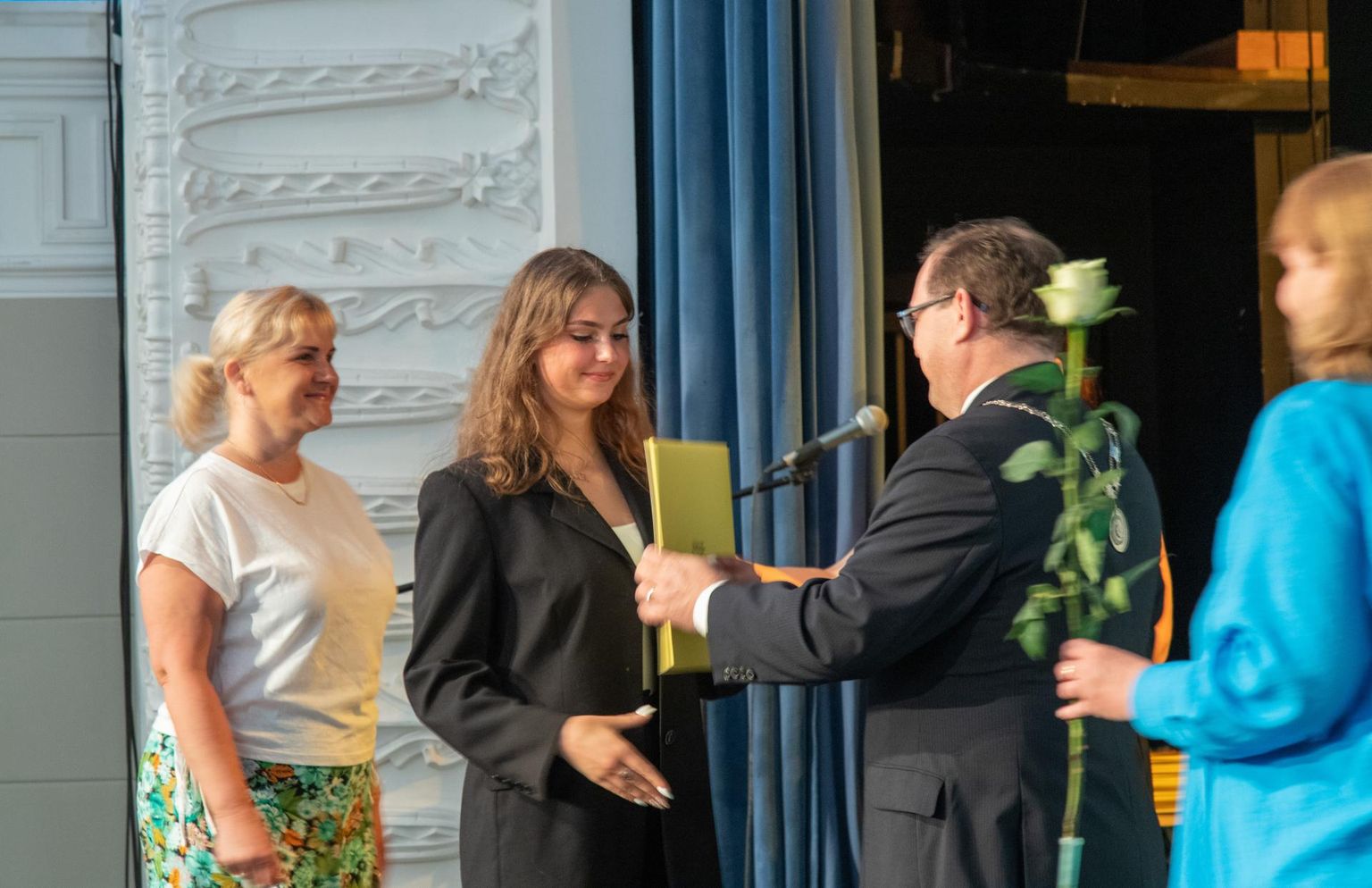 Viljandi linnajuhid tänasid Sakala keskuses parimaid koolilõpetajaid koos nende vanematega.