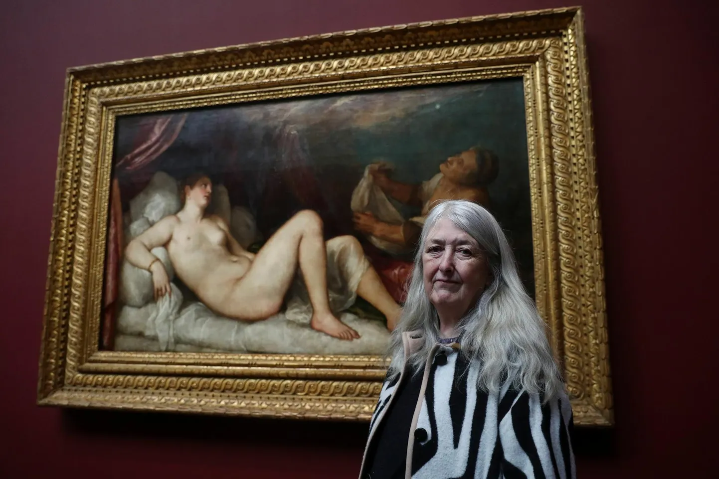 Cambridge' i ülikooli klassikalise filoloogia ja Kuningliku Kunstiakadeemia antiikkirjanduse professor ning väljaande Times Literary Supplement klassikatoimetaja dame Winifred Mary Beard (1.01.1955) Tiziani «Danae» ees Londoni National Gallerys 2020. aastal.