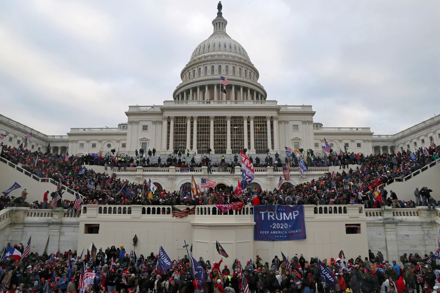 USA presidendi Donald Trumpi toetajad protestisid 6. jaanuaril Washingtonis ja ründasid Kapitooliumit