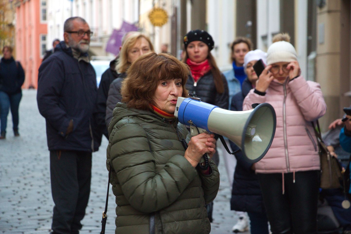 Президент Конгресса украинцев Эстонии Вира Конык на акции протеста возле посольства Российской Федерации в Таллинне.