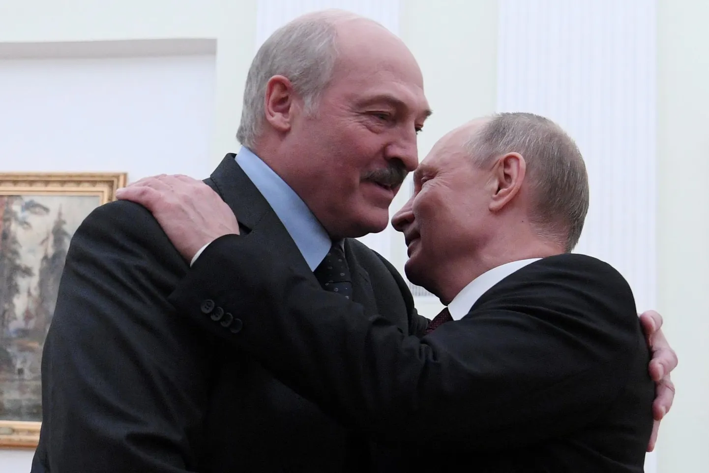 Pildil on Aljaksandr Lukašenka (vasakul) ja Vladimir Putin teineteisega suured sõbrad.