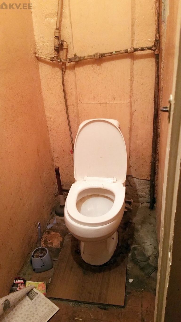 Туалет в общем коридоре на Сыле, 62.
