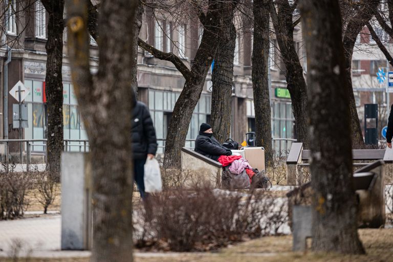 Швед Магнус Карлссон, возможно, и прямо сейчас сидит одиноко на полюбившейся ему скамейке в городском сквере на нарвской улице Александра Пушкина.