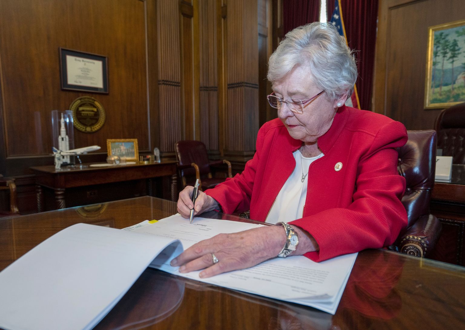 Alabama kuberner Kay Ivey seadust allkirjastamas.