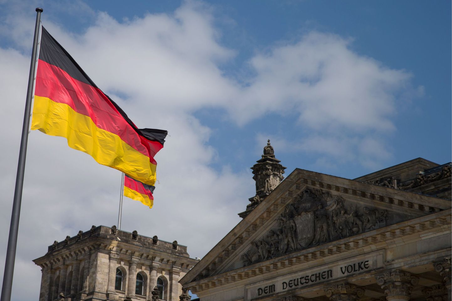 Saksa lipp parlamendihoone ees.
