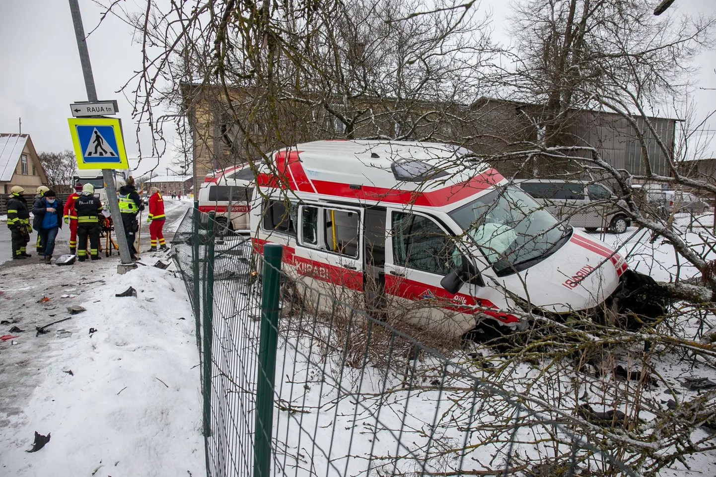 Neljapäeva lõuna ajal sattus Viljandis õnnetusse kiirabiauto.