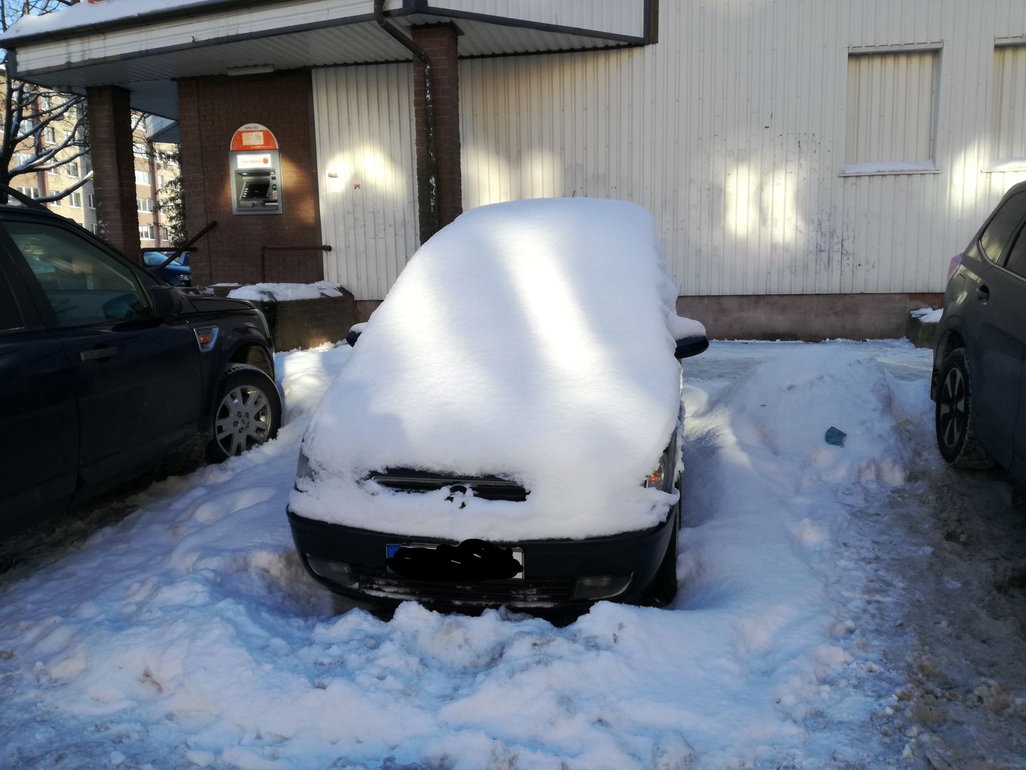 Такие снежные сугробы создают проблемы дорожникам или соседям.