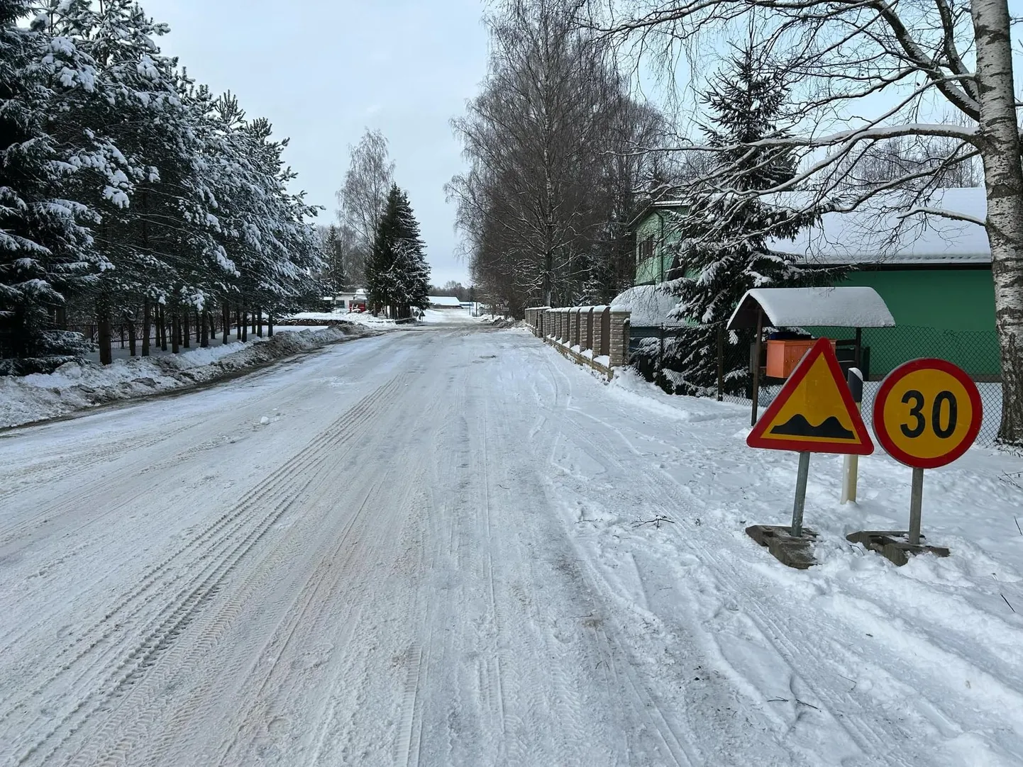 Saverna-Krootuse teel raskendab liiklemist teele kogunev vesi.