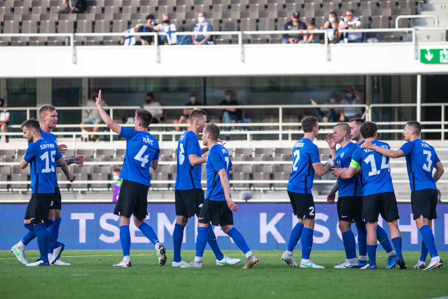 Eesti koondis rõõmustab värava üle.