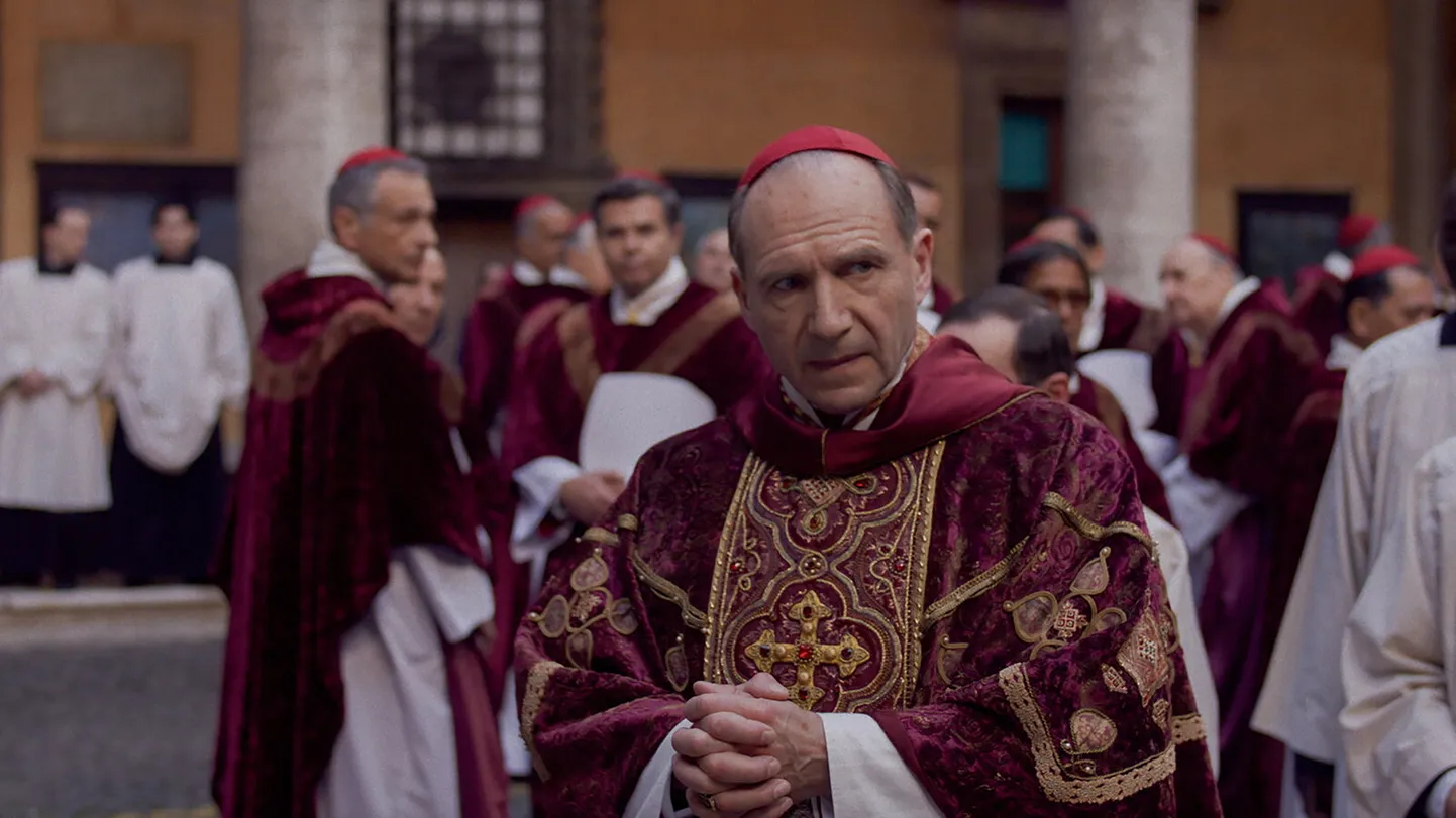 Ralph Fiennes filmis «Konklaav​.»