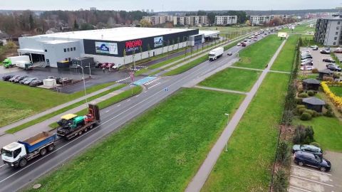 VIDEO ⟩ Ļaudis aicina izbūvēt gājēju pāreju Juglas ielā pie nesen atvērta lielveikala