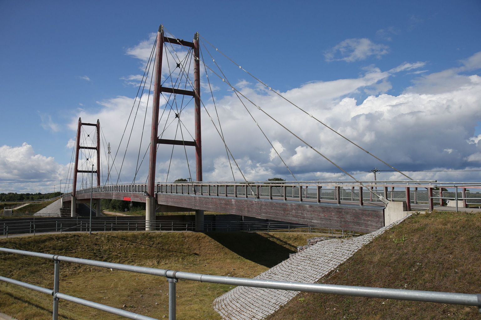 2008. aastal avatud Vaida sild juba laguneb.