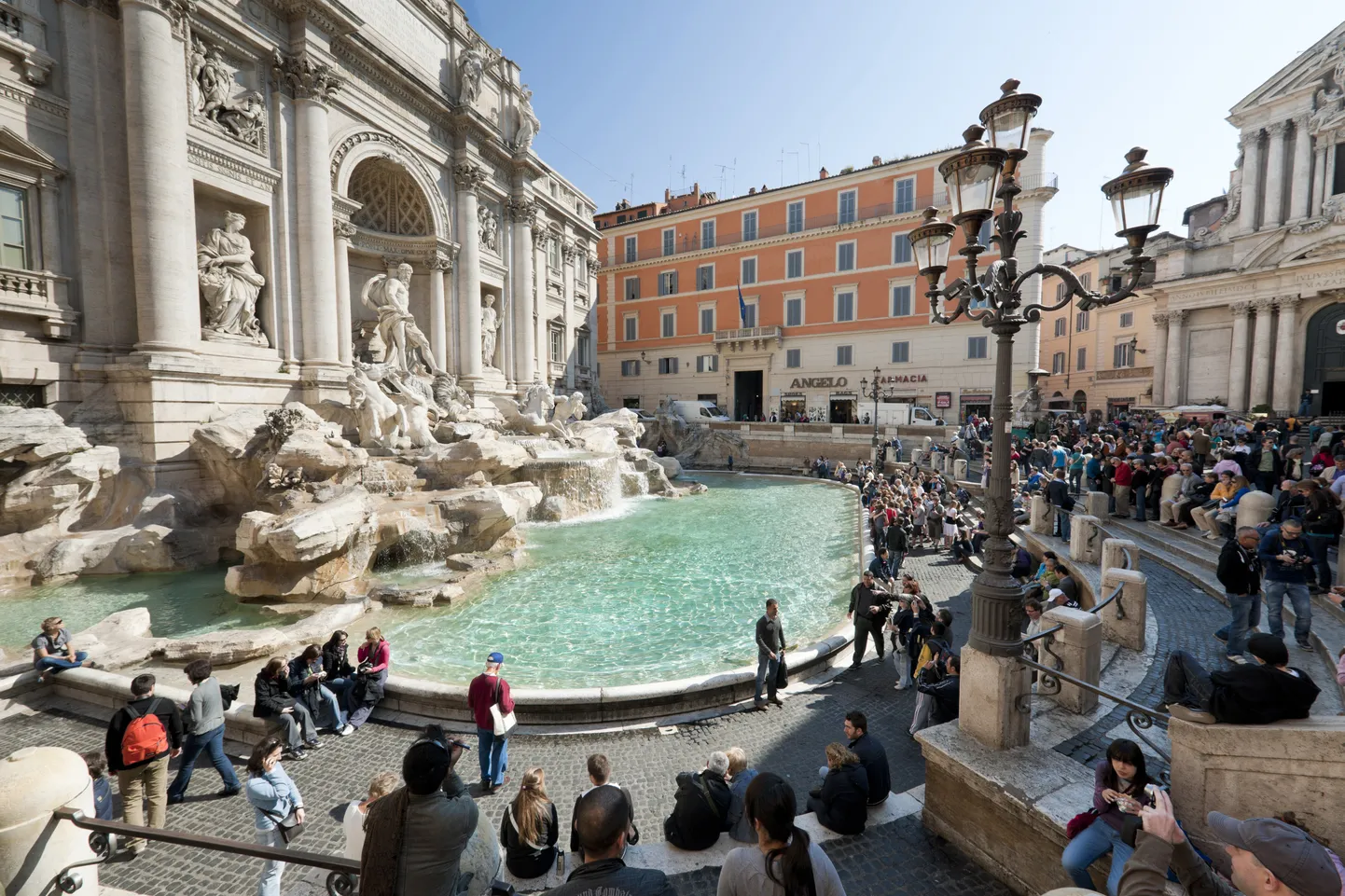 Igal aastal viskavad turistid Trevi purskkaevu roomas umbes 1,5 miljoni euro jagu münte.